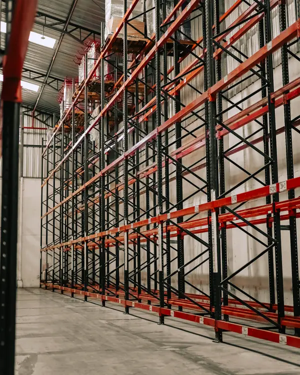 Corredor de porta-paletes vazios no interior de um galpão de pé-direito alto