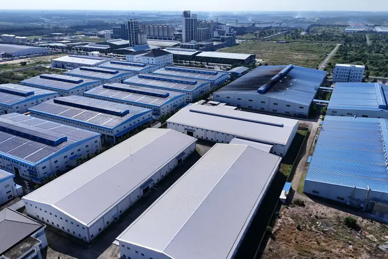 Vista aérea de um parque logístico com galpões de telhado metálico enfileirados